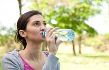 femme avec une bouteille d'eau conseils voyage anti canicule