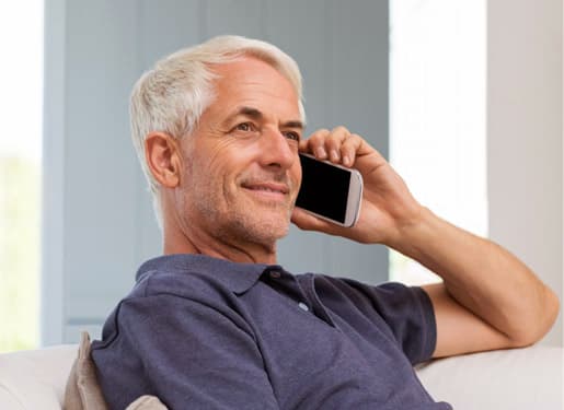 homme avec son téléphone a l'oreille Europ Assistance