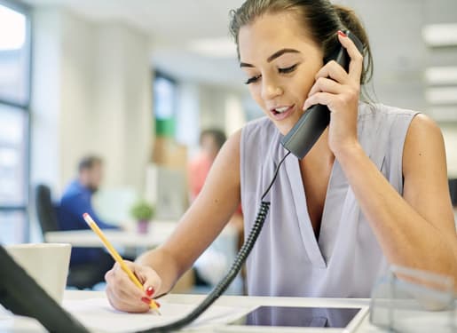 femme au téléphone Europ Assistance