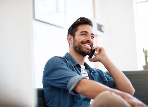 homme souriant au téléphone Europ Assistance