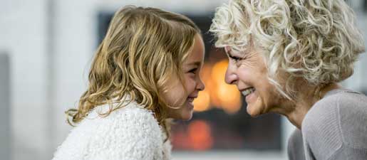grand mère et petite fille teleassistance europ assistance