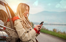 femme en voiture conseil voyageur assistance auto digitale