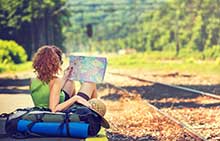 femme avec une carte et un sac à dos conseil voyageur Europ Assistance