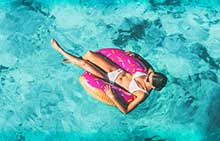 femme en vacances piscine conseil voyageur Europ Assistance