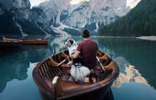 Homme voyage avec son chien conseil voyageur Europ Assistance