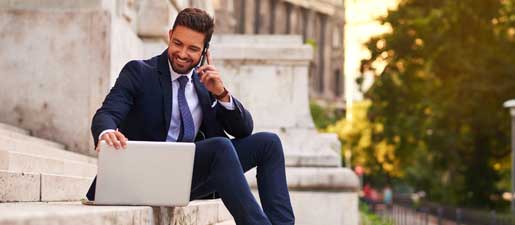 homme au téléphone assurance voyage Europ Assistance
