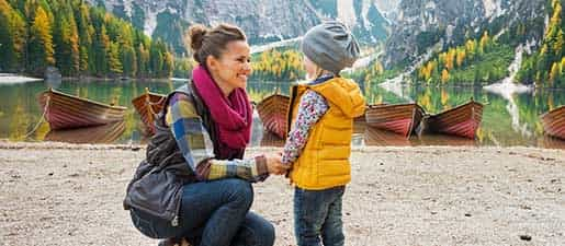 mère fille heureuses en vacances assurance europ assistance